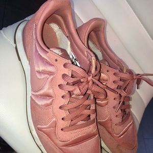 PINK NIKE SNEAKERS